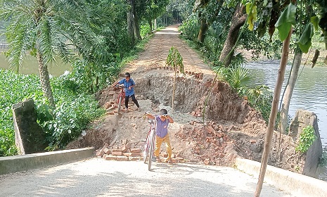 যশোরের বুড়ি ভৈরব নদীর জোড়া ব্রিজ ভেঙে এলাকাবাসীর দুর্ভোগ চরমে