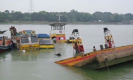 গোপালগঞ্জে মধুমতি নদীতে ডুবে যাওয়া পন্যবাহী ট্রাক উদ্ধার হয়নি