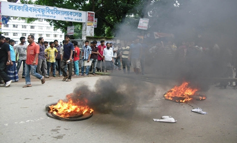 গোপালগঞ্জে কলেজ ছাত্রকে গ্রেফতারের প্রতিবাদে সড়ক অবরোধ