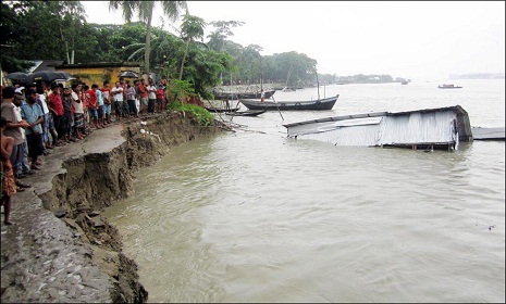 কীর্তনখোলা নদীর ভাঙ্গনে চরকাউয়া বাজার বিলীন