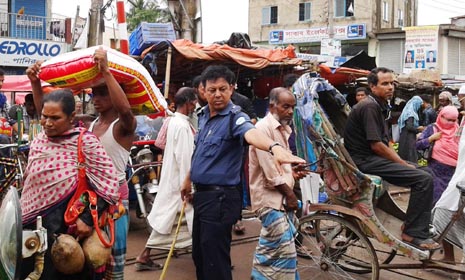 লাকসামের ওসি মনোয়ারের প্রশংসনীয় ভূমিকা