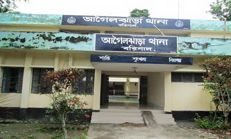 আগৈলঝাড়ায় জনরোষে লাঞ্ছিত ওসি মনিরুল