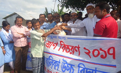 সাপাহারে শিক্ষার্থীদের টিফিনের টাকায় বন্যার্তদের মাঝে ত্রাণ বিতরণ