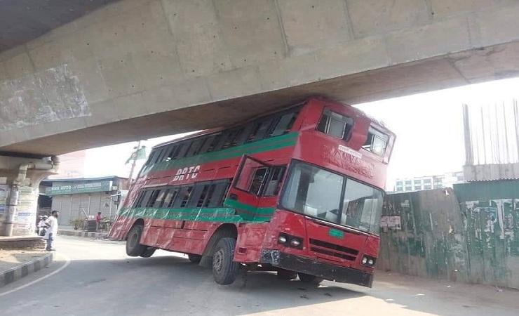 ফ্লাইওভারের তলায় আটকাল দোতলা বাসের ছাদ!