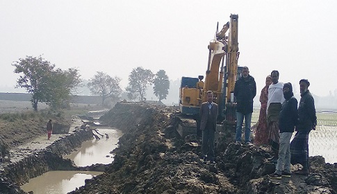 রাণীনগরে খাল থেকে মাটি কেটে রাস্তা নির্মাণে দীর্ঘদিনের দুর্ভোগ লাঘব