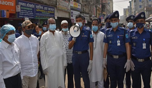 করোনায় মানুষের মধ্যে সচেতনতা জাগাতে পুলিশ সুপার আলিমুজ্জামানের মহৎ উদ্যোগ