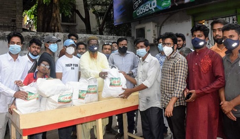 বগুড়ায় সংকটাপন্ন পত্রিকা বিক্রেতা ও ক্ষুদ্র ব্যবসায়ীদের পাশে 'সেবা'