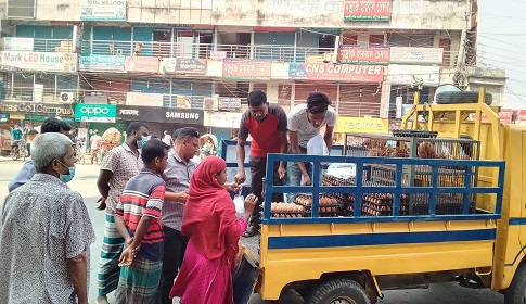 ফরিদপুরে ভিড় বাড়ছে ভ্রাম্যমান ডিম দুধ ও মাংস বিক্রির ট্রাকে