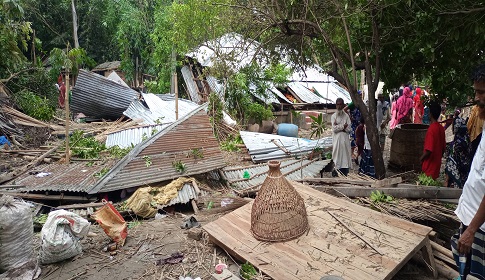 সালথা-নগরকান্দায় ঘূর্ণিঝড়ের আঘাতে শতাধিক ঘরবাড়ি লন্ডভন্ড 