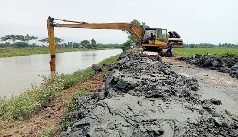 খাল থেকে মাটি তুলে ঝুঁকিপূর্ণ রাস্তা নির্মাণ! 