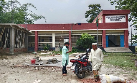 গ্রামের সরকারি প্রাথমিক বিদ্যালয়গুলোর কোন কোন ক্লাসে শিক্ষকের চেয়ে শিক্ষার্থীর উপস্থিতি কম