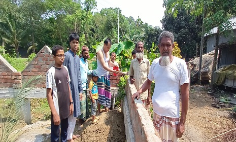 পিতার কবরের পাশে ফল ও ফুলের চারা রোপন করলেন রবিউল ইসলাম রিংকু