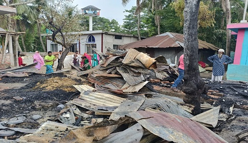 শাহরাস্তিতে ভয়াবহ অগ্নিকাণ্ডে ১৪ বসত ঘর পুড়ে ছাই, আহত ৩