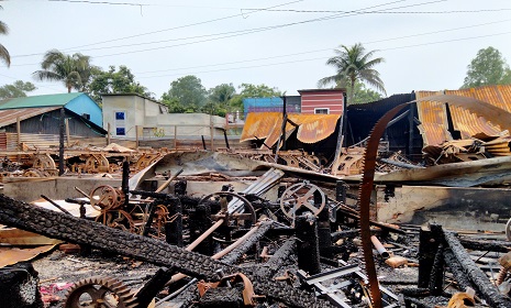 বেলকুচিতে শর্টসার্কিটে লাগা অগ্নিকাণ্ডে দুটি তাঁত কারখানা ভস্মীভূত