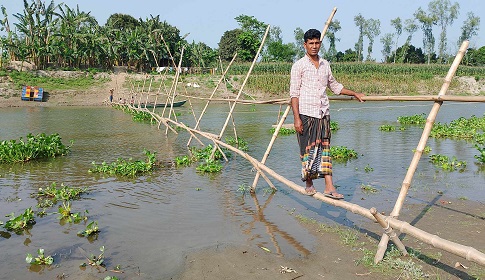 বাঁশের সাঁকোই ভরসা ৫ গ্রামের মানুষের 