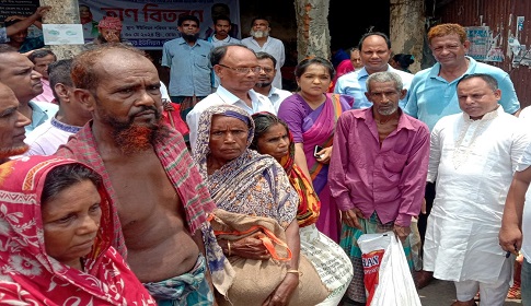 আগৈলঝাড়ায় ঘূর্ণিঝড় রেমালে ক্ষতিগ্রস্ত ১ হাজার পরিবারকে খাদ্য সহায়তা 