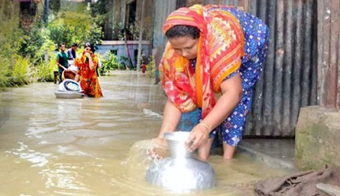 সিলেট নগরীতে জলাবদ্ধ এলাকায় খাবার পানির সংকট