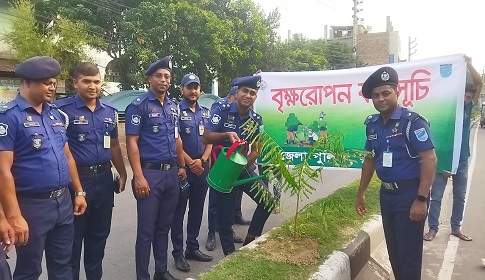 রাজবাড়ী শহরের সৌন্দর্য বর্ধনে পুলিশের বৃক্ষরোপন কর্মসূচি 