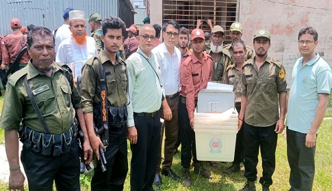 রাত পোহালেই ভোট, কেন্দ্রে যাচ্ছে নির্বাচনী সরঞ্জাম