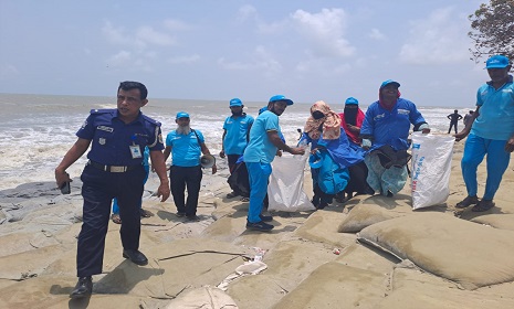 বিশ্ব সমুদ্র দিবসে কুয়াকাটা সমুদ্র সৈকতের সামুদ্রিক বর্জ্য পরিস্কার