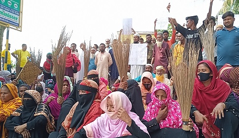 কলাপাড়ায় ওসির প্রত্যাহারের দাবিতে থানা ঘেরাও, ঝাড়ু মিছিল