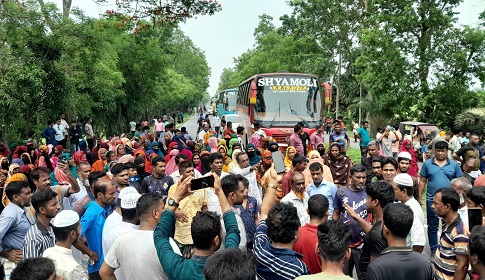 ইউপি কার্যালয়ে ঢুকে চেয়ারম্যানকে মারধর-ভাঙচুর, প্রতিবাদে মহাসড়ক অবরোধ 