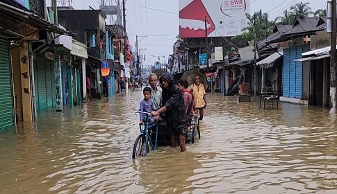 বন্যায় মৌলভীবাজারে কয়েক লাখ মানুষ পানিবন্দী, বিপৎসীমার উপরে ৪ নদীর পানি 