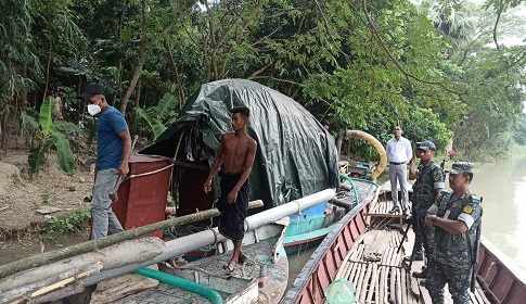 অবৈধভাবে বালু তোলায় ড্রেজিং মেশিন ও পাইপ নষ্ট করে দিলো ভ্রাম্যমাণ আদালত