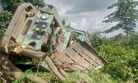 কাপ্তাইয়ে নিয়ন্ত্রণ হারিয়ে লাকড়ি বোঝায় জিপ উল্টে নিহত ১