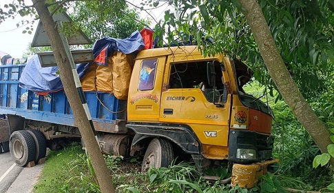 দাঁড়িয়ে থাকা ট্রাকের পেছনে ট্রাকের ধাক্কা, নিহত ২