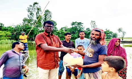 রাজারহাটে বন্যার্তের মাঝে ত্রাণ সামগ্রী বিতরণ