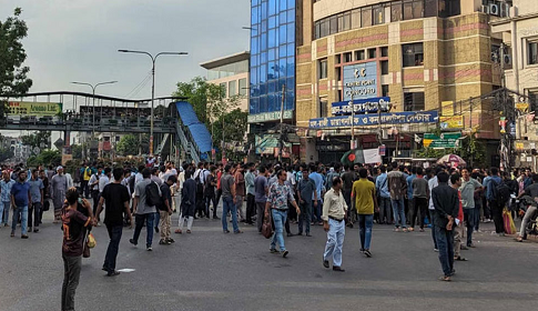 বাংলামোটর-কারওয়ান বাজার পেরিয়ে ফার্মগেট অবরোধ