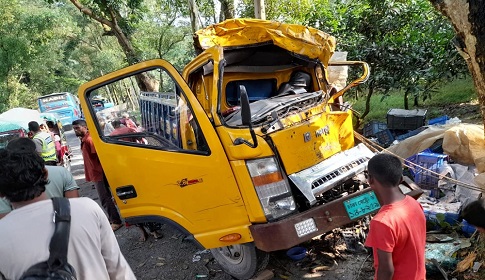 দিনাজপুরে আম বোঝাই ট্রাক নিয়ন্ত্রণ হারিয়ে নিহত ১