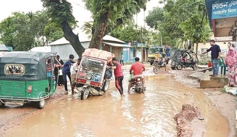 সড়ক নয় যেন মরণ ফাঁদ