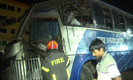 বগুড়ায় বাস-কাভার্ডভ্যান মুখোমুখি সংঘর্ষ, নিহত ৪