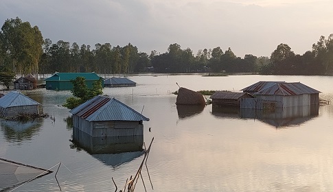 ব্রহ্মপুত্র ও দুধকুমরের পানি বিপৎসীমার ওপরে, দুর্ভোগ কমেনি বানভাসীদের