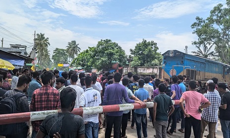 ট্রেন আটকে বাকৃবি শিক্ষার্থীদের কোটাবিরোধী আন্দোলন