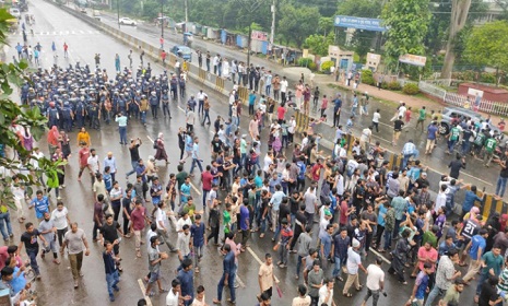 পুলিশের বাধা পেরিয়ে ঢাকা-আরিচা মহাসড়কে জাবি শিক্ষার্থীরা