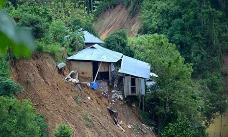 কক্সবাজারে ভারী বর্ষণ, পাহাড়ধসে নিহত ২