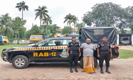 পাবনা র‍্যাবের অভিযানে পলাতক আসামী আমিরুল গ্রেফতার