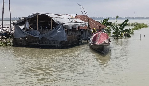 কুড়িগ্রামে চরম দুর্ভোগে বানভাসী মানুষ