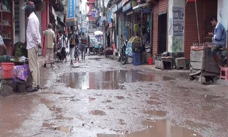 বাগেরহাট শহরের ৭০ ভাগ সড়কই খানাখন্দে ভরা, ভোগান্তি চরমে