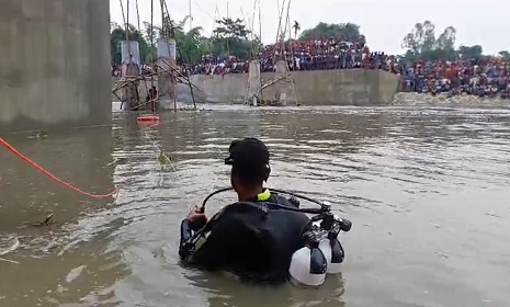 দিনাজপুরে বেলান নদীর রাবারড্যাম থেকে পড়ে  দু'জন নিখোঁজ