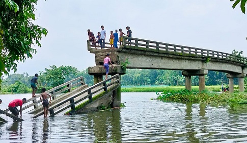 ঈশ্বরগঞ্জে ফুট ব্রীজের পাটাতন ভেঙে ৪ ইউনিয়নের যোগাযোগ বিচ্ছিন্ন