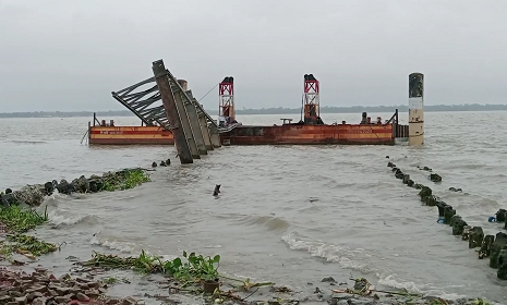 দেড় মাসেও সংষ্কার হয়নি রায়েন্দা ফেরিঘাট, ভোগান্তিতে যাত্রীরা