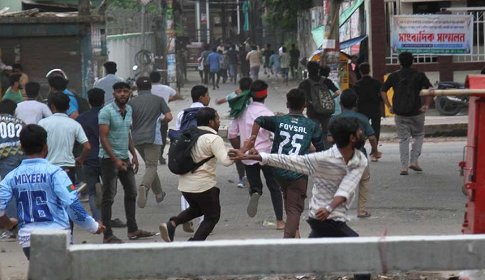 চট্টগ্রামে আন্দোলনকারীদের সঙ্গে ছাত্রলীগের সংঘর্ষ, নিহত ২