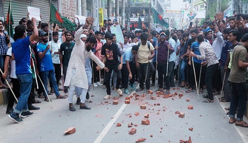 টাঙ্গাইলে কোটা বিরোধীদের মহাসড়ক অব‌রোধ