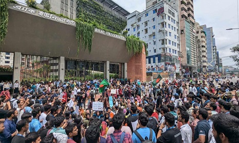 ব্র্যাক বিশ্ববিদ্যালয়ে শিক্ষার্থীদের সঙ্গে পুলিশের ধাওয়া পাল্টা ধাওয়া