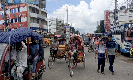 ফরিদপুরে যান চলাচল স্বাভাবিক, কাজে ফিরছেন মানুষ