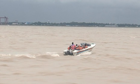 ৬ দিনেও সন্ধান পাওয়া যায়নি শিবচরের পদ্মায় স্পিডবোট উল্টে নিখোঁজ নৌপুলিশ সদস্যের